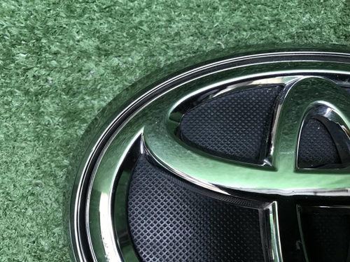 Эмблема решетки радиатора Toyota Fortuner 2 15-нв