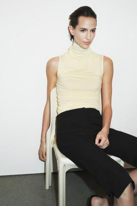 ZARA ФУТБОЛКА SUPIMA® С ВЫСОКИМ ВОРОТНИКОМ, ЦВЕТ СЛИВОЧНОГО МАСЛА