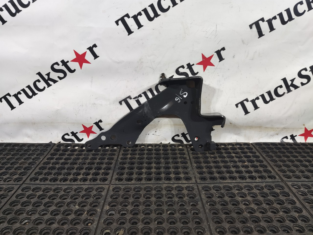 Кронштейн бампера левый