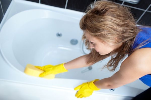 Какое средство выбрать для чистки акриловой ванны