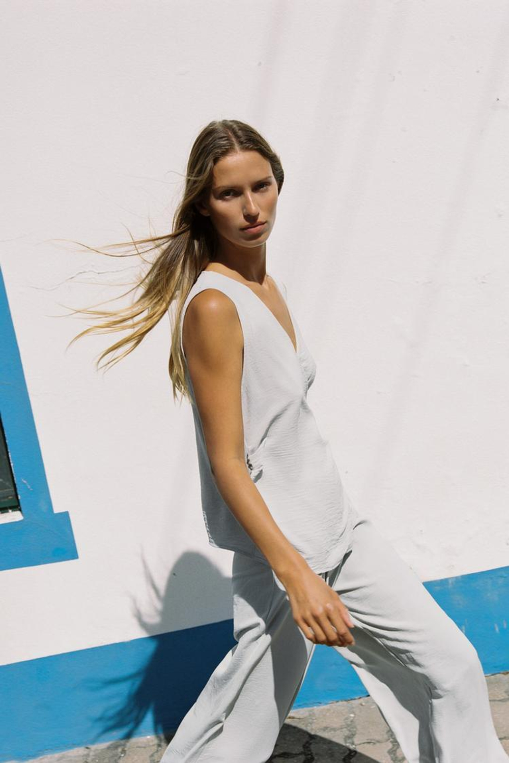 ZARA СТРУЯЩИЙСЯ ТОП НА ЗАПÁХЕ, СЕРЫЙ