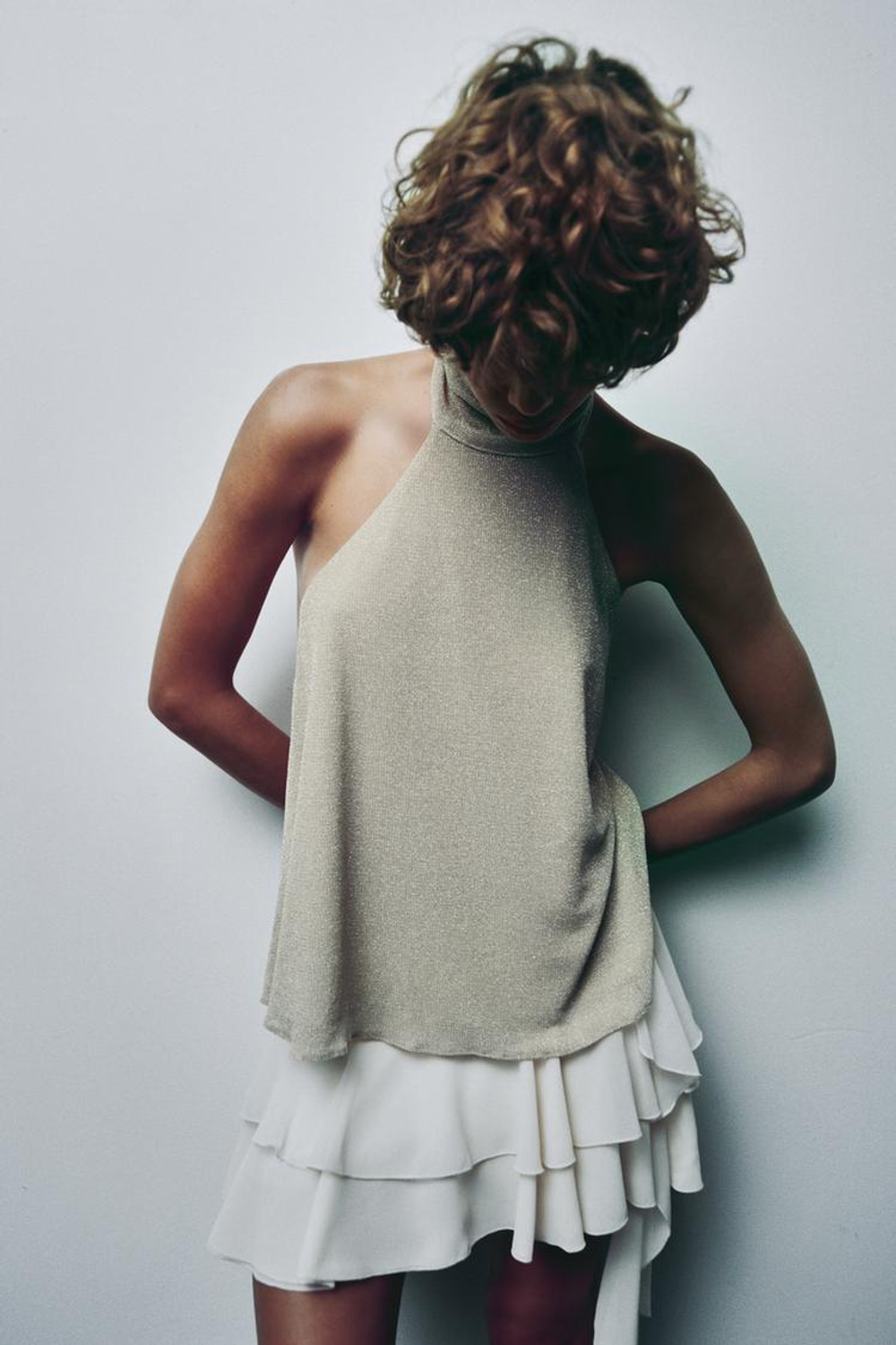 ZARA ТОП С ГОРЛОВИНОЙ ХАЛТЕР ИЗ МЕТАЛЛИЗИРОВАННОЙ НИТИ, ЗОЛОТИСТЫЙ