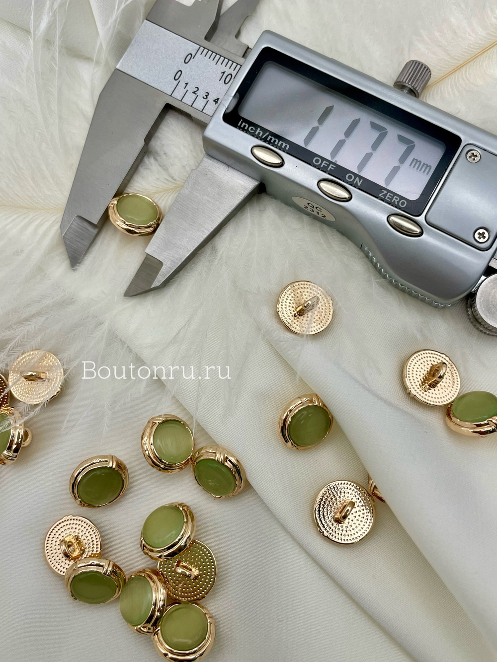 Пуговицы золотистые на ножке светло-зеленый камень луна
