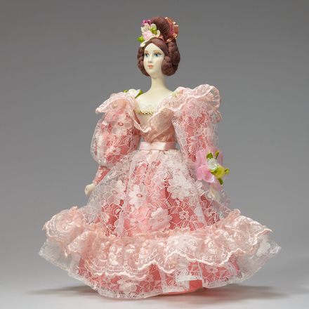 Сувенирная кукла в кружевном бальном платье