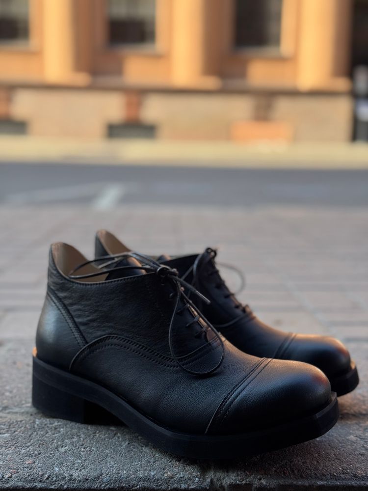 BROGUES Black Sample