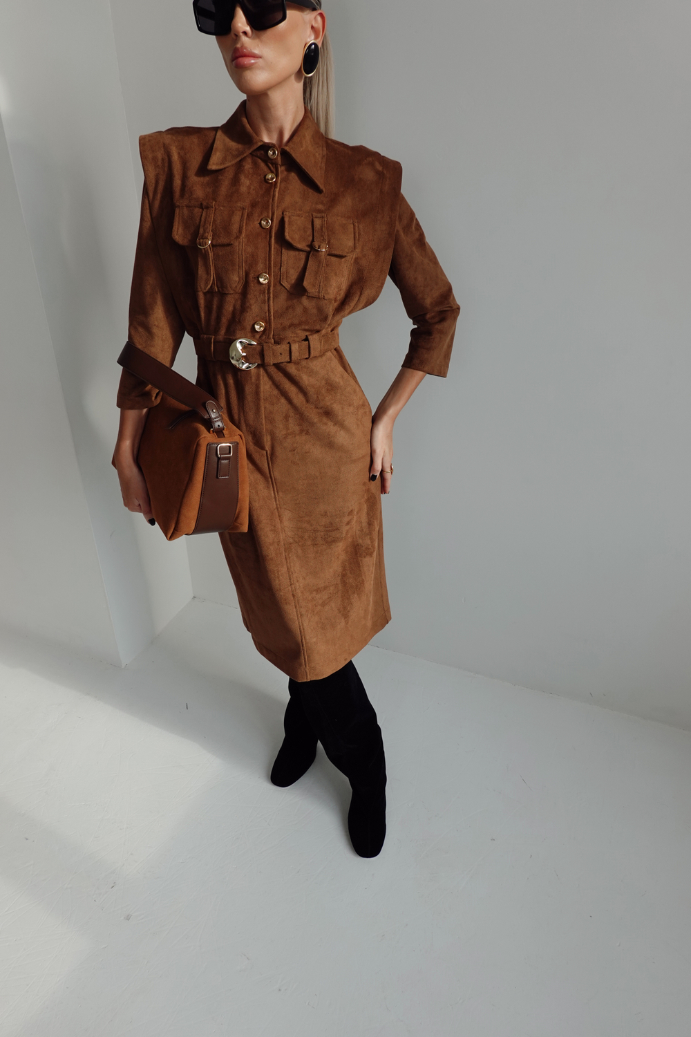 Платье из спандекса с акцентными плечами и карманами