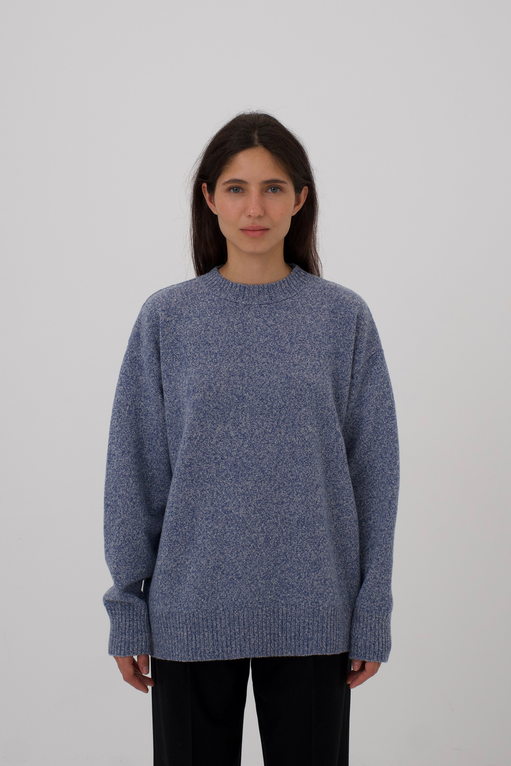 Джемпер Анна из кардной шерсти ягнёнка 100%. С воротом под горло. Цвет джинс+жемчужный. Дефект вязки (полоса). №70
