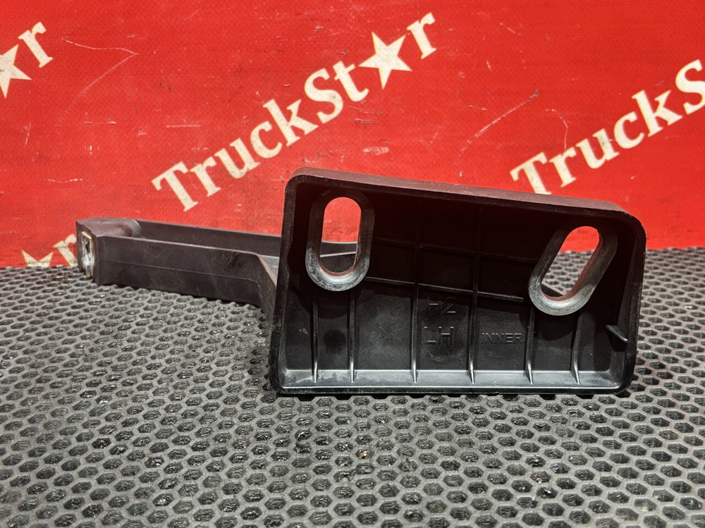 Кронштейн солнцезащитного козырька левый