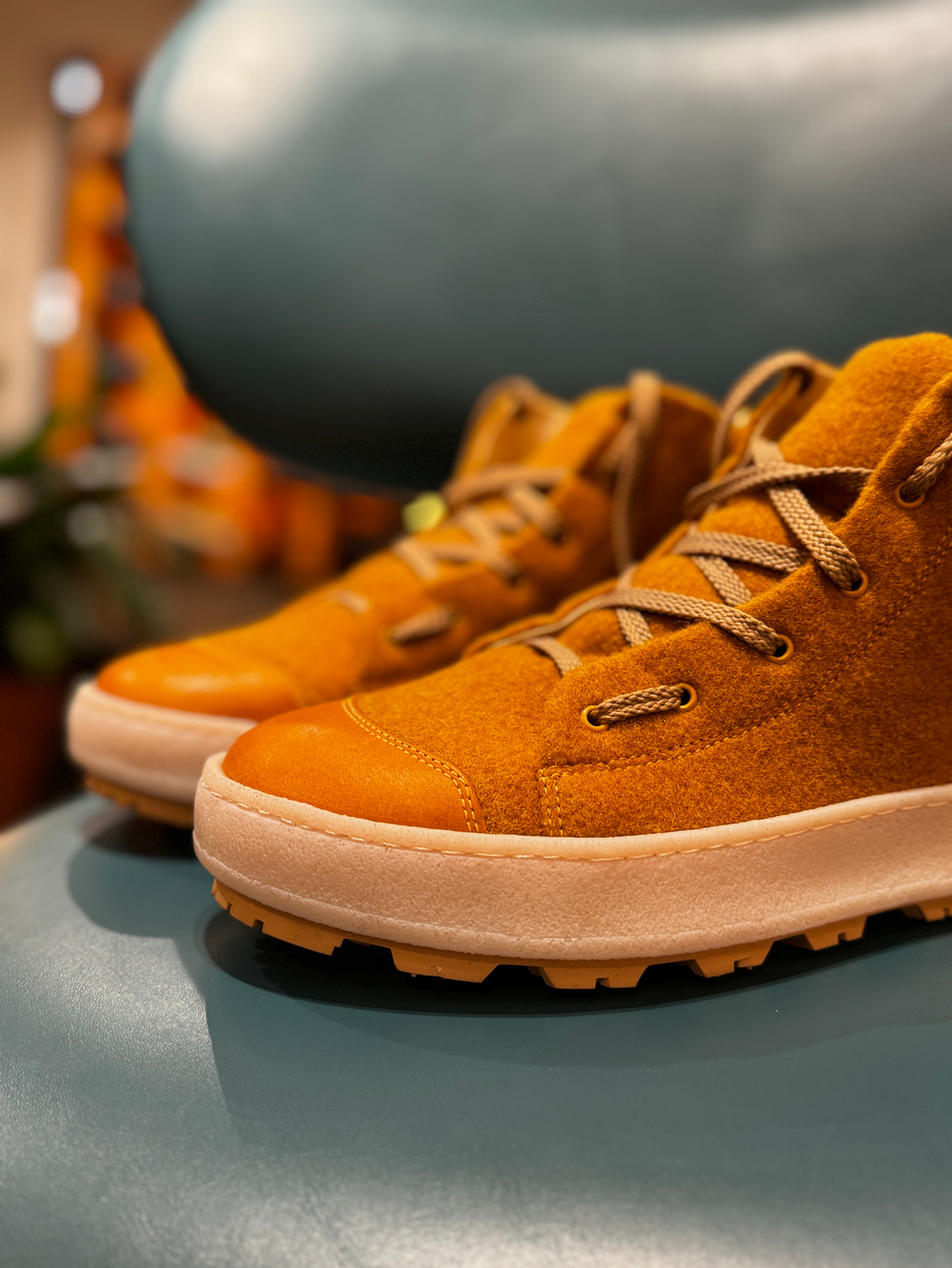 AIRSHOES mustard sherst NEW