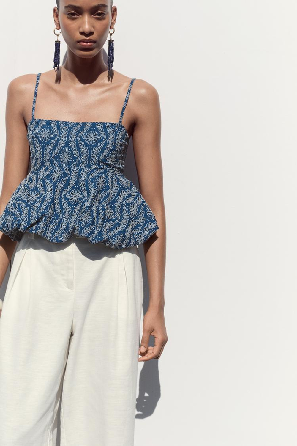 ZARA ТОП С ПРОРЕЗИНЕННОЙ АЖУРНОЙ ВЫШИВКОЙ, ТЕМНО-СИНИЙ/БЕЛЫЙ