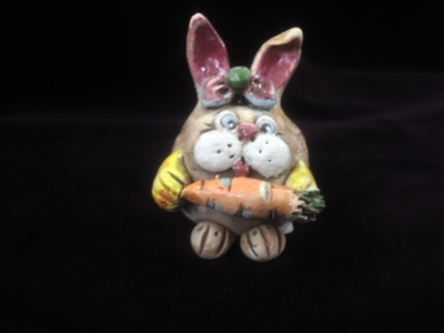 Кролик с морковкой