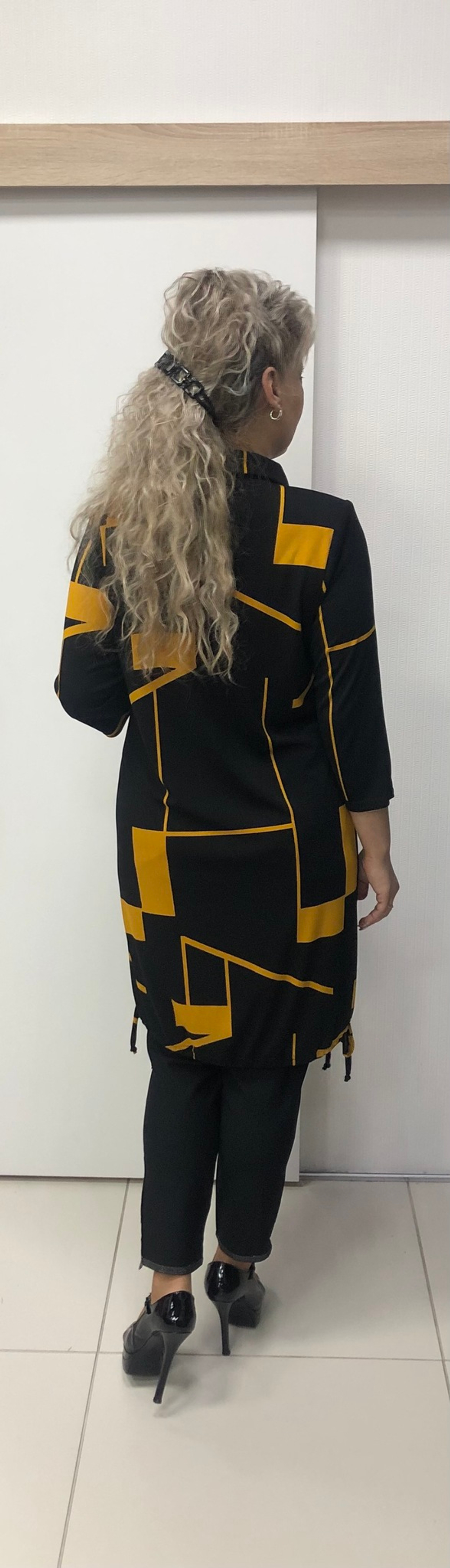 Черно-желтое платье с кулисками.