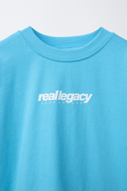 ZARA ФУТБОЛКА С ПРИНТОМ И НАШИВКОЙ, БИРЮЗОВЫЙ