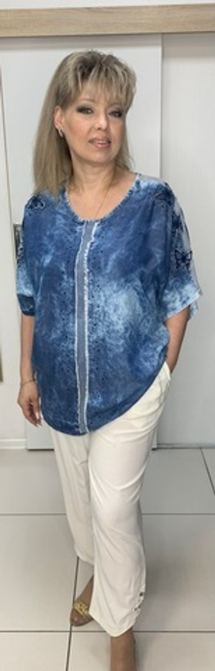 Удлиненная туника с сетчатыми вставками по плечам и аппликацией