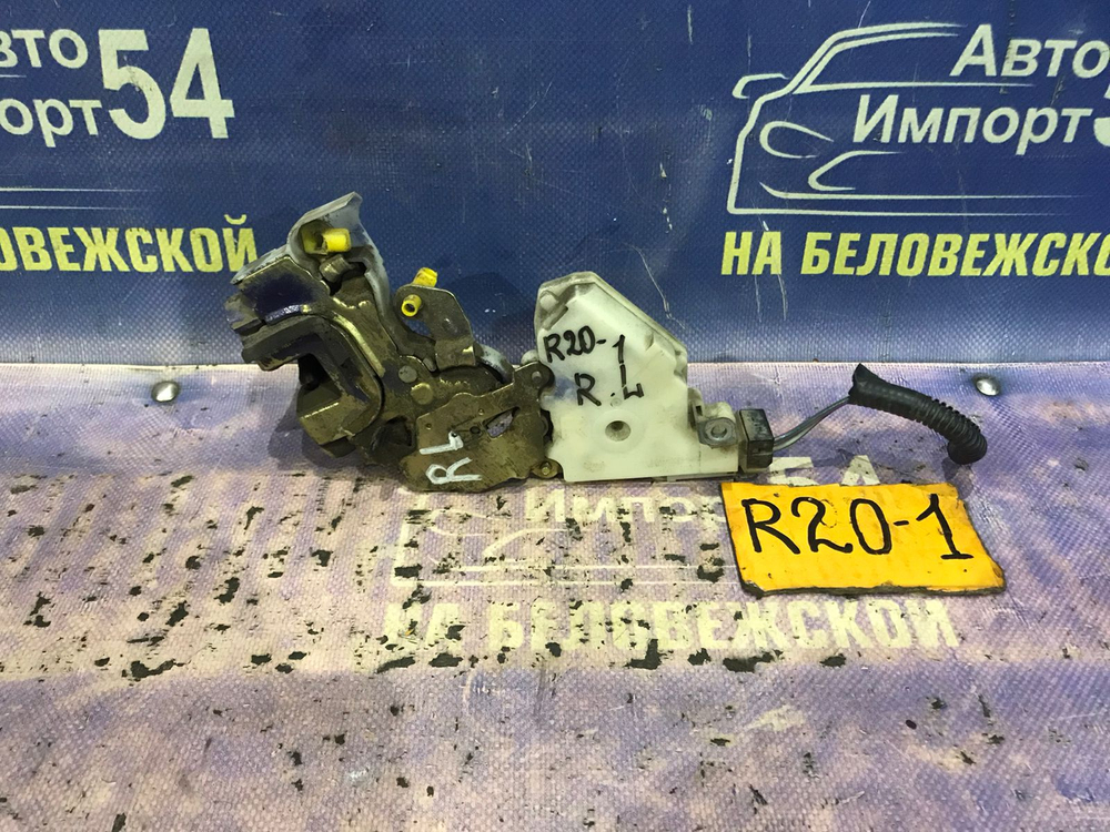 Замок двери задней левой NISSAN MISTRAL 1997