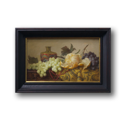 На картине — классический натюрморт с тщательной проработкой деталей. Центральные элементы — две грозди винограда (светлая и тёмная), лежащие на узорчатой золотисто-жёлтой ткани. На переднем плане — разломанный очищенный лимон с сочными дольками, оживляющий композицию. На заднем плане — декоративная красно-золотая ваза с восточным орнаментом, уравновешивающая картину. Рядом с вазой — крупные листья, подчёркивающие свежесть фруктов.