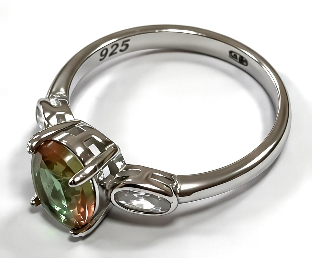 Ювелирное кольцо из серебра 925 пробы,вставка султанит,фианиты,размер19