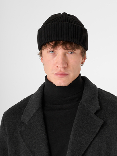 Хлопковая шапка в черном цвете