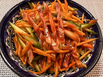 Ушки свиные с огурцом