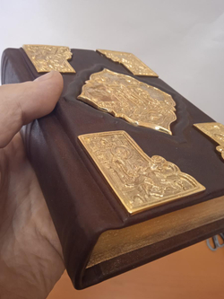 "Святое Евангелие" Книга подарочная в кожаном переплете с литьем