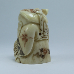 Нэцкэ Шоусин с посохом