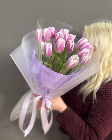 Букет с 15 сиреневыми тюльпанами