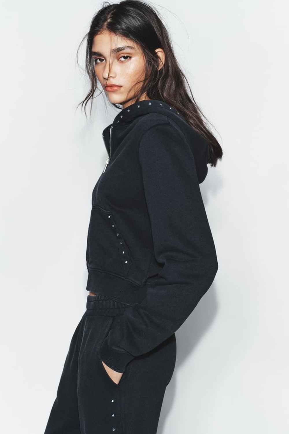 ZARA ТОЛСТОВКА ИЗ ФЛИСА С ЭФФЕКТОМ ПОТЕРТОСТИ И ЗАКЛЕПКАМИ, УГОЛЬНЫЙ