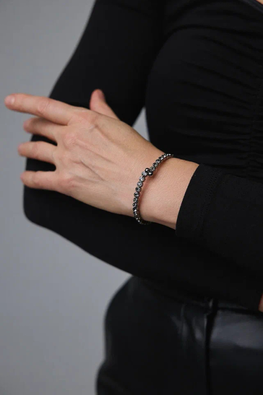 Браслет жесткий из кристаллов Swarovski в оттенке графит