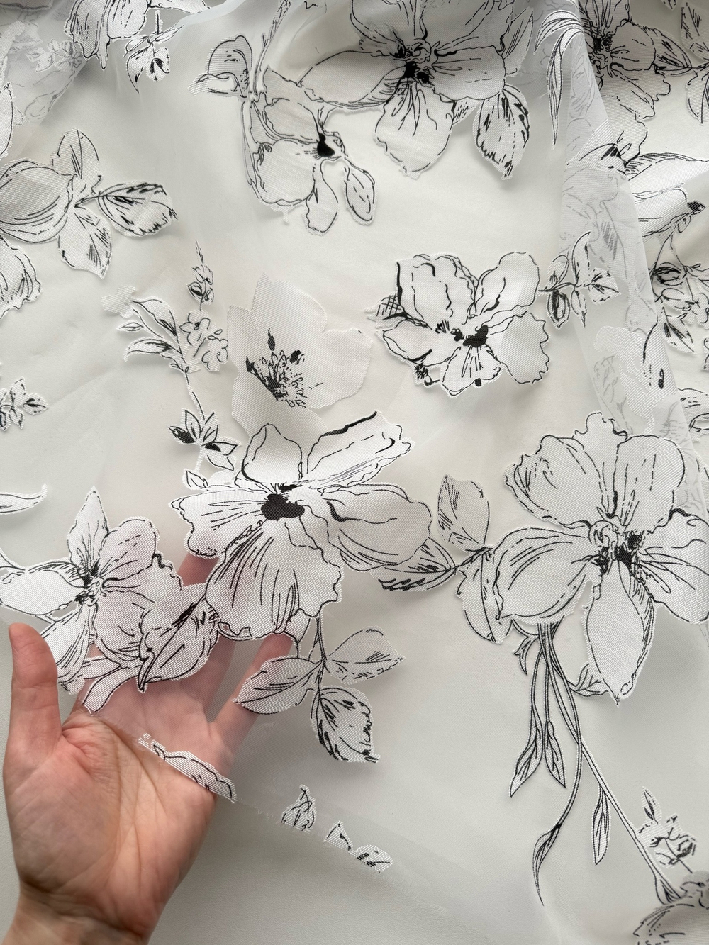 Крупные хлопковые цветы на сетке