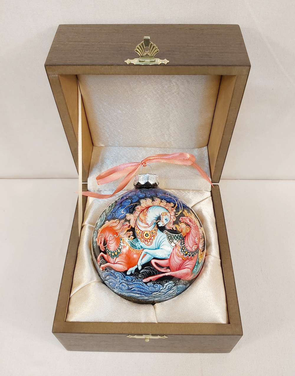 Шар новогодний с круговой росписью "Тройка" в футляре