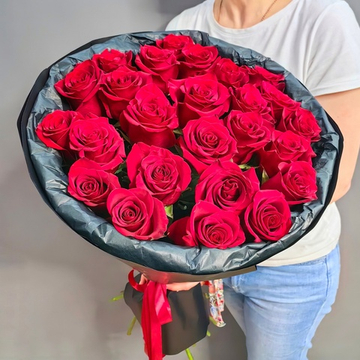Букет из 25 красных роз сорта "Эксплорер" (Эквадор 60 см)