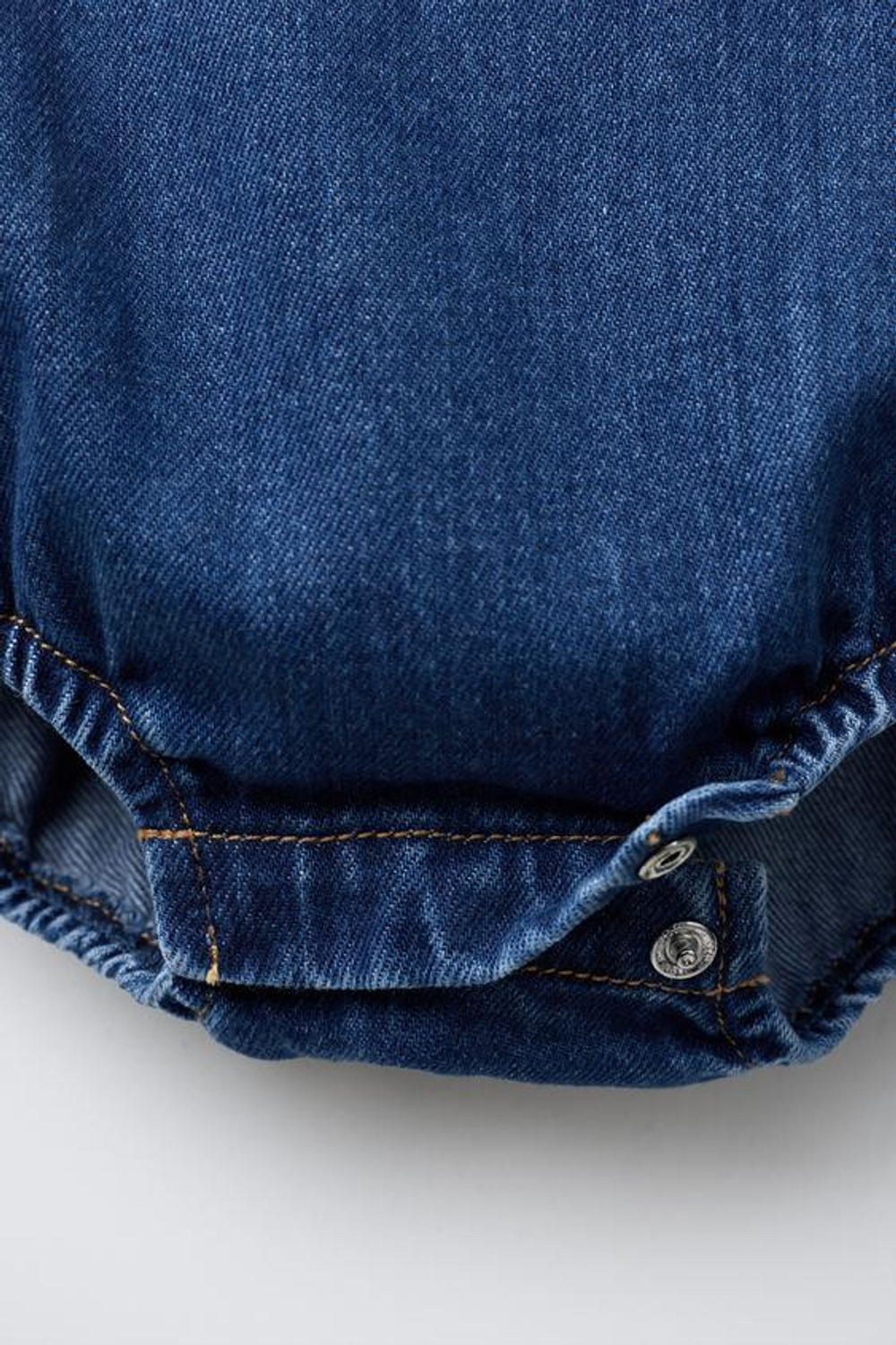 ZARA МЯГКИЙ ДЖИНСОВЫЙ КОМБИНЕЗОН, ВЫЦВЕТШИЙ СИНИЙ