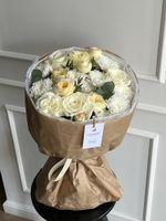 Букет сборный из хризантемы, эвкалипта и кустовых пионовидных роз