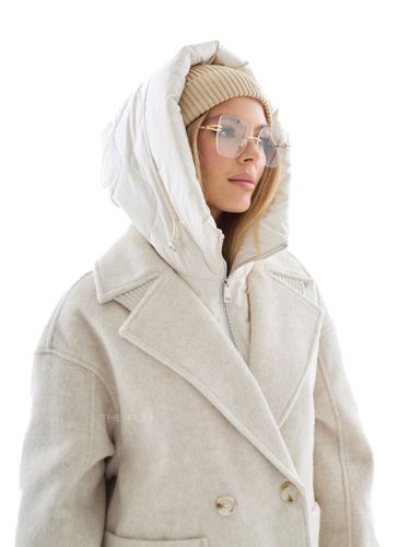 Бежевое двубортное пальто с манишкой