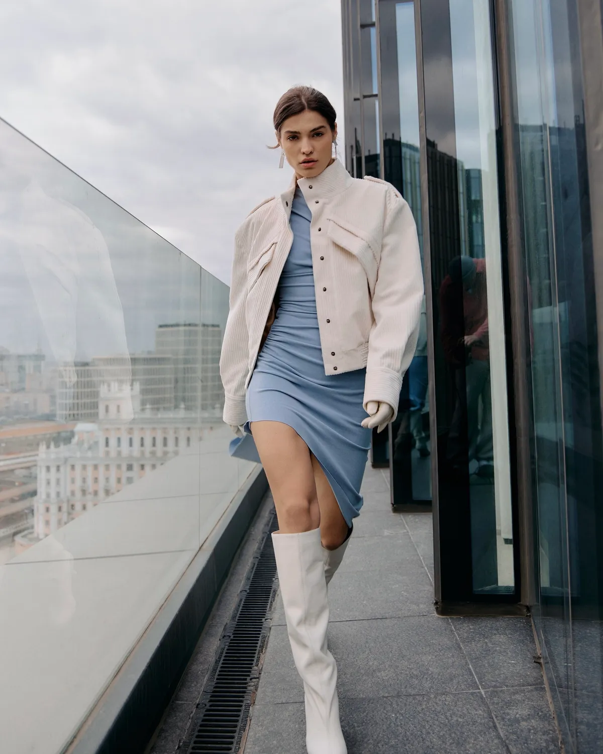 Бомбер из вельвета молочный