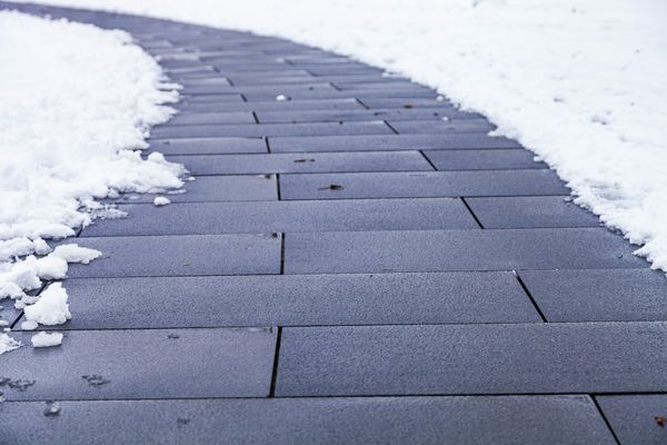 Уход за тротуарной плиткой зимой: чистка снега без повреждений покрытия Уход за тротуарной плиткой зимой: чистка снега без повреждений покрытия