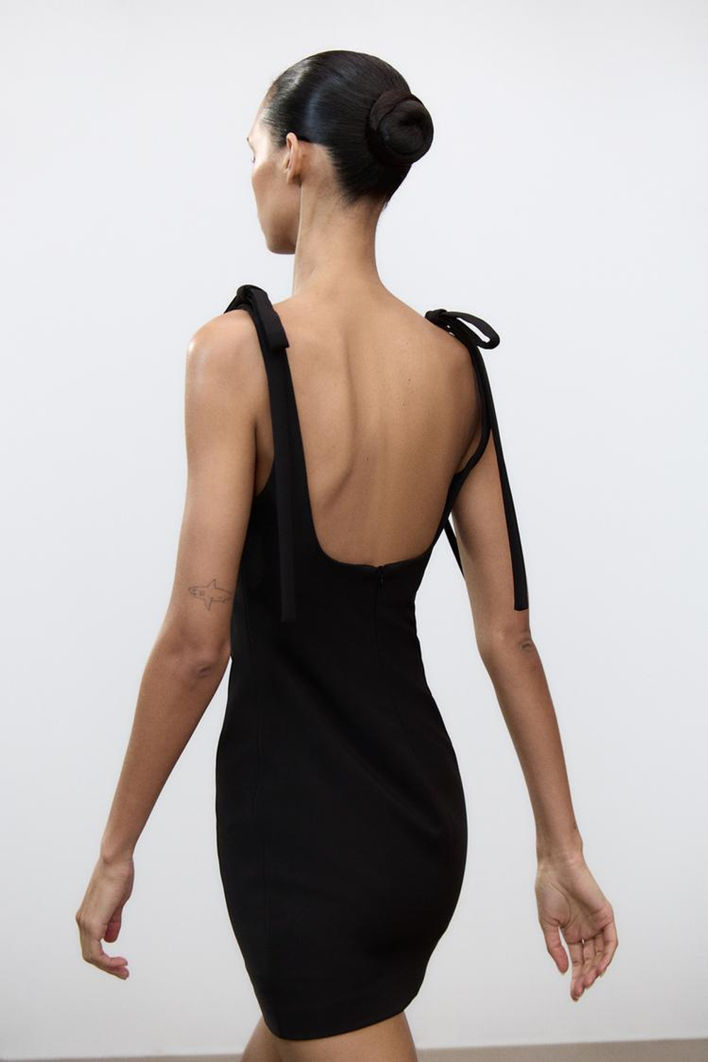 ZARA КОРОТКОЕ ПЛАТЬЕ ИЗ ЭЛАСТИЧНОЙ ТКАНИ С БАНТАМИ, ЧЕРНЫЙ