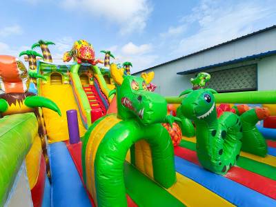 Коммерческий надувной батут «Хамелеон и динозавры Ультра 4» 12*6*6 м