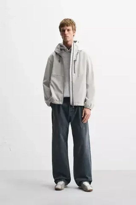 ZARA КУРТКА ИЗ ВЫСОКОТЕХНОЛОГИЧНОЙ ТКАНИ С КАПЮШОНОМ, СВЕТЛО-СЕРЫЙ