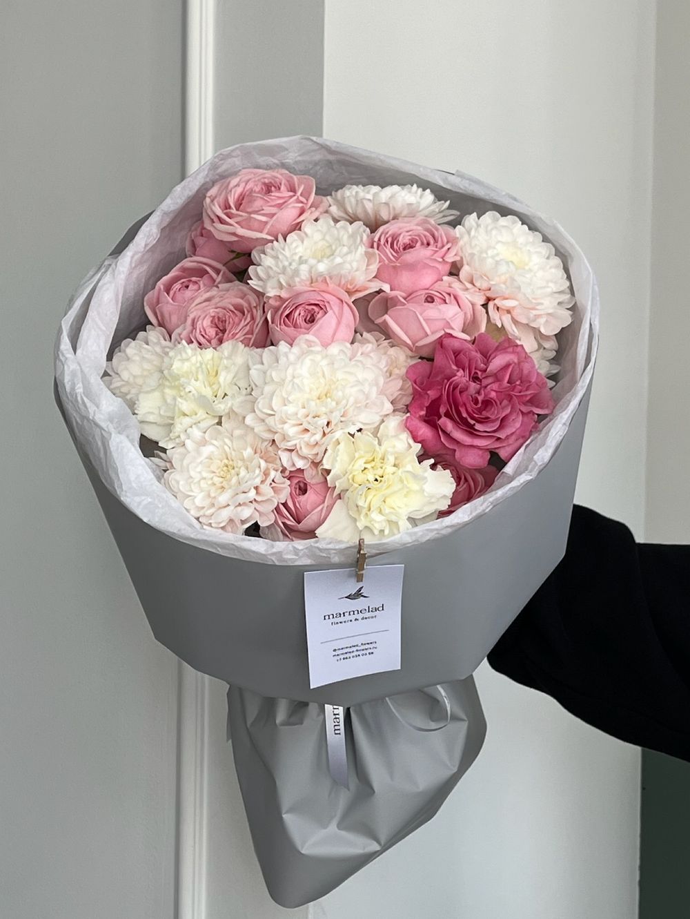 Сборный букет из кустовой пионовидной розы, хризантемы и диантусов