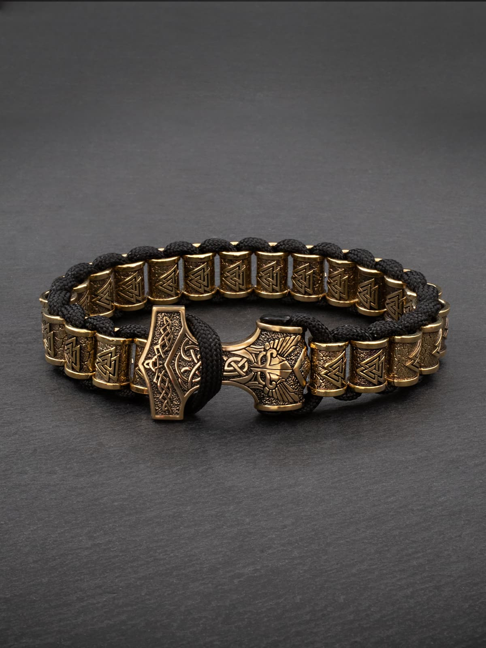 Картинка скандинавский браслет золотого цвета с молотом тора.