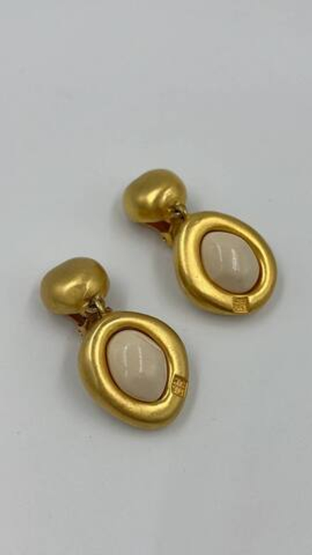 Клипсы Givenchy с кремовыми вставками
