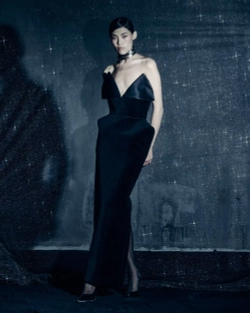 Бархатное платье с лацканами