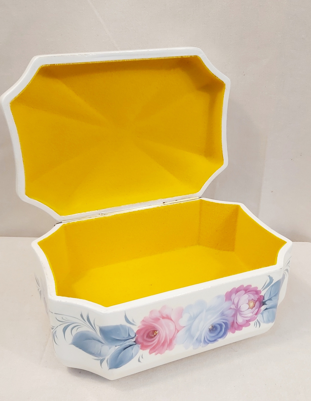 Шкатулка "Цветы на белом" с жостовской росписью