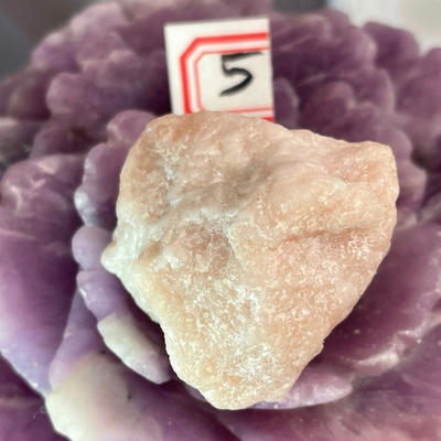 32228 Кварцит розовый необработанный 33-37мм