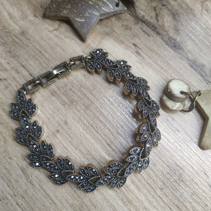 Браслет Vogue Лотос стразы графитовые металл золотистый на красном бархате