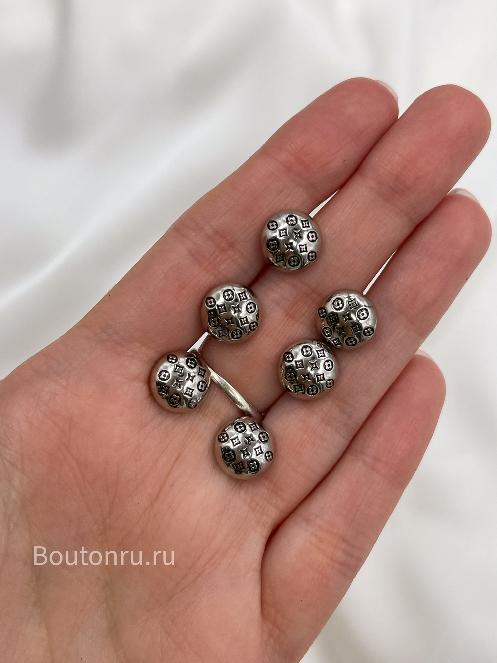 Пуговицы ЛВ. серебристые