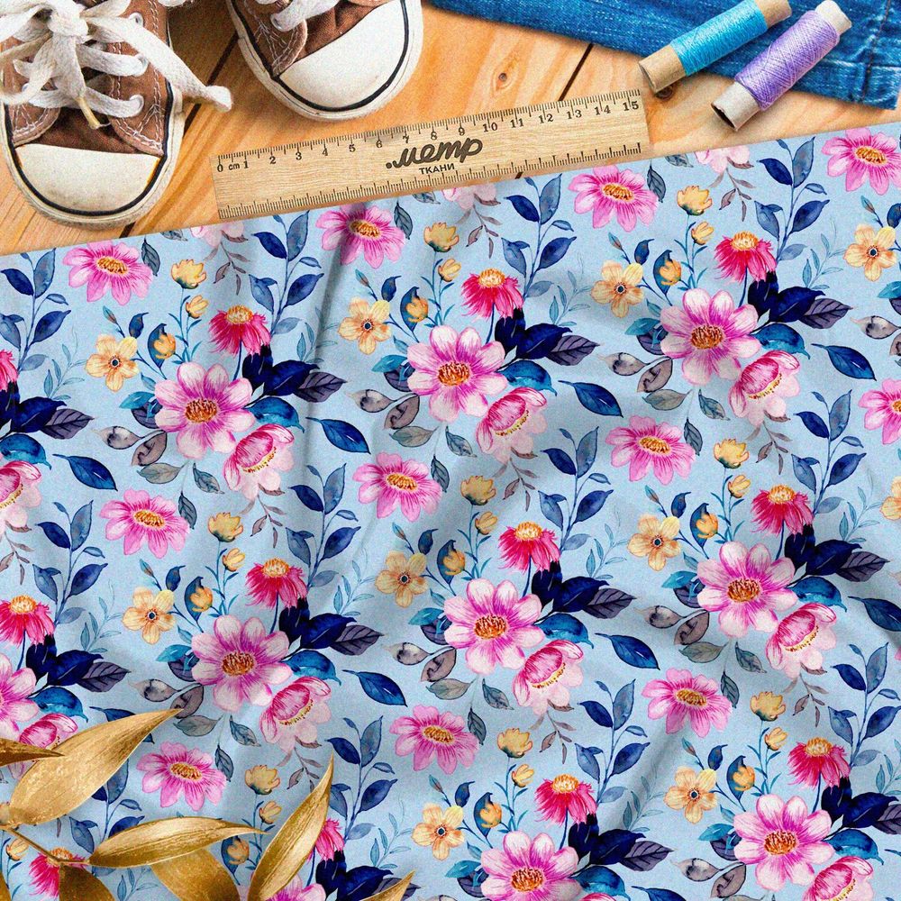 Ткань флис насыщенные розовые ромашки на голубом фоне