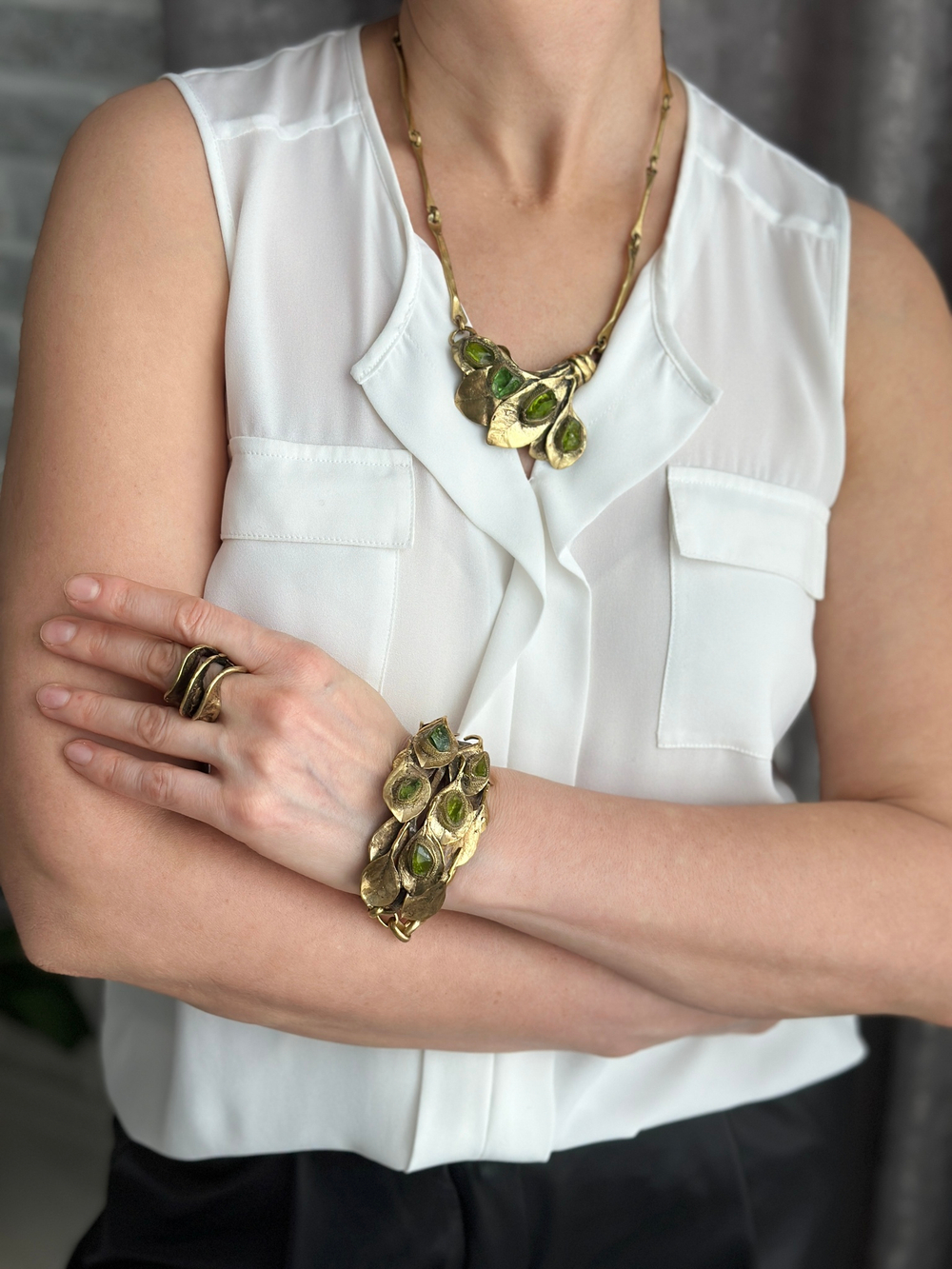 Колье веточка с листьями с хризолитом, бронза