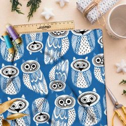 Ткань лён пуховые совы на синем фоне